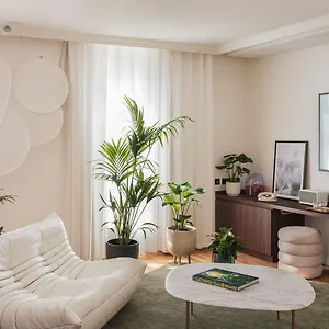 Seven 4*, Paris França